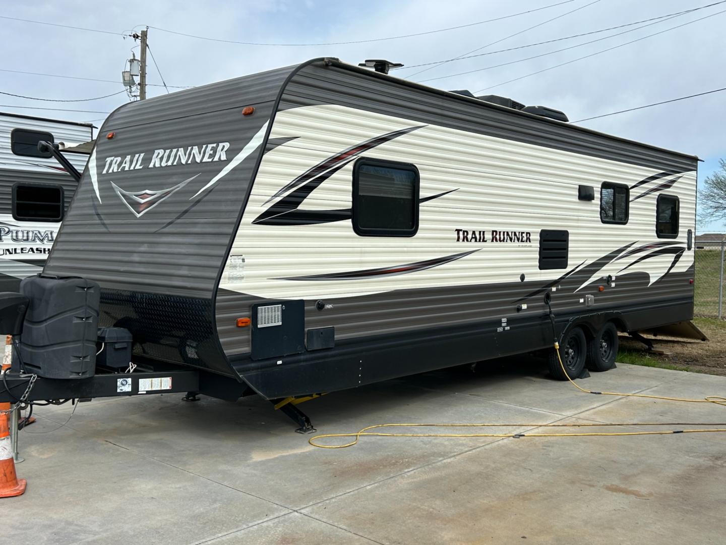 2017 BROWN /TAN HEARTLAND TRAIL RUNNER TOY HAULER (5SFEB3025HE) , located at 17760 Hwy 62, Morris, OK, 74445, 35.609104, -95.877060 - Get ready to take your family camping and spend some time outdoors playing with your off-road toys. Take this 2017 Heartland Trail Runner 26TH toy hauler travel trailer to the outdoor playground of your choice! As you walk into this camper you will notice the kitchen, it has a 3 burner stove, micro - Photo#5